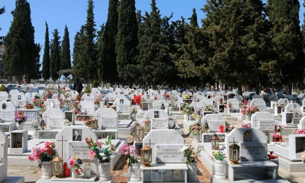 Τρόμος για παιδί στην Πάτρα: Τον κλείδωσαν κατά λάθος σε νεκροταφείο